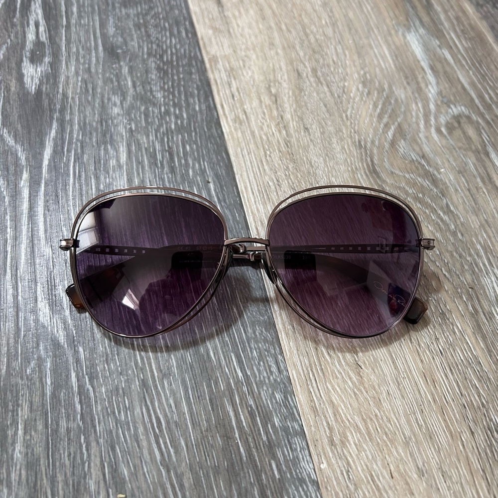 Oscar de la Renta Women's Aviator Sunglasses in Purple
